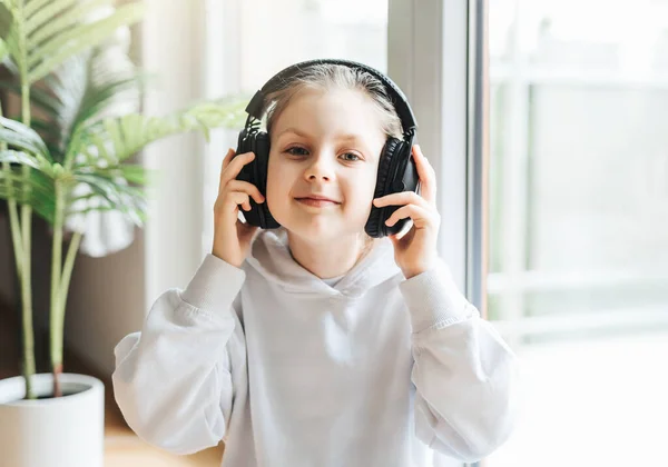 Cute Little Girl Słuchanie Muzyki Słuchawkach Domu — Zdjęcie stockowe