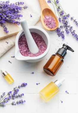 Lavanta kaplıcası. Lavanta tuzu, doğal elzem yağ ve beyaz fayanslı taze lavanta..