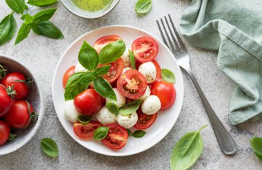 Domatesli Caprese salatası, mozzarella ve fesleğen. Sağlıklı yemek..
