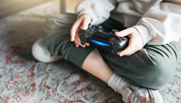 Küçük Bir Kız Elinde Oyun Kontrolörü Video Oyunları Oynuyor — Stok fotoğraf