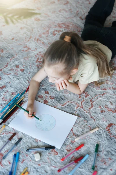 Evde Renkli Kalemlerle Resim Çizen Kız Çocuğu Ekoloji Konsepti Dünyayı — Stok fotoğraf
