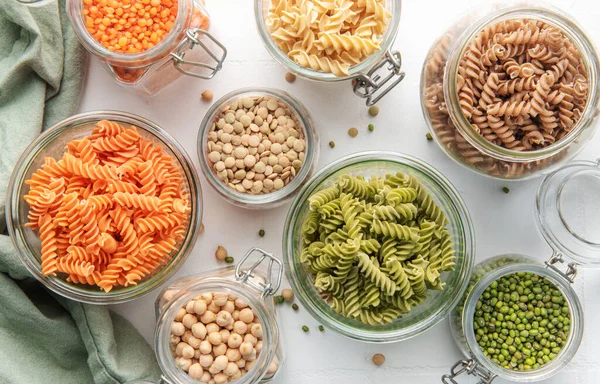 Een Verscheidenheid Van Fusilli Pasta Gemaakt Van Verschillende Soorten Peulvruchten Stockfoto