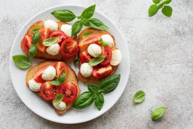 Domatesli Caprese salatası, mozzarella ve fesleğen. Sağlıklı yemek..