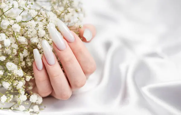 Schoonheidsbehandeling Mooie Gemanicuurde Vrouwelijke Nagels Vrouwelijke Nagelkunst Met Mooie Witte — Stockfoto