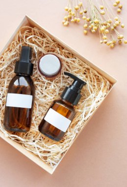 Güzellik Üyelik Kutusu. İçinde Doğal Kozmetik Ürünleri olan Hediye Kutusunu Aç 