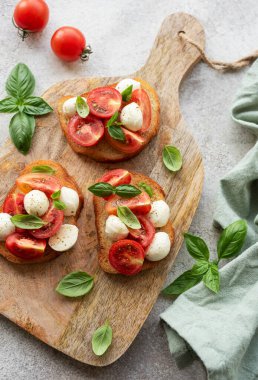 Tahtada taze domates, fesleğen ve mozzarella peyniri ile. 