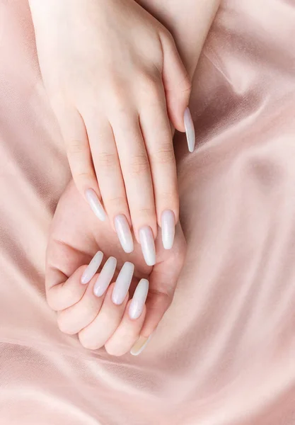 Ręce Kobiety Manicure Nich Paznokcie Malowane Białym Kolorze Różowy Tło — Zdjęcie stockowe