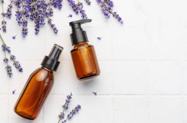 Lavanta kaplıcası. Beyaz fayanslı doğal lavanta yağı ve taze lavanta..