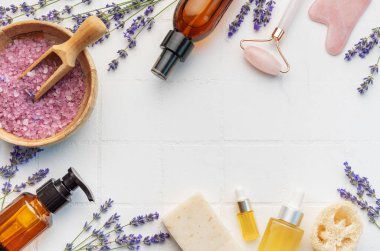 Lavanta kaplıcası. Lavanta tuzu, doğal elzem yağ ve beyaz fayanslı taze lavanta..