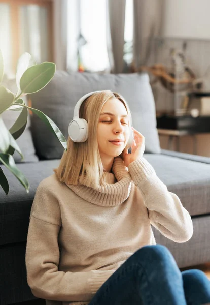 Młoda Blondynka Słuchawkach Słucha Muzyki Relaksuje Się Domu — Zdjęcie stockowe