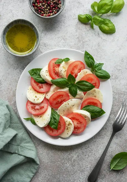 Domatesli Caprese salatası, mozzarella ve fesleğen. Sağlıklı yemek..