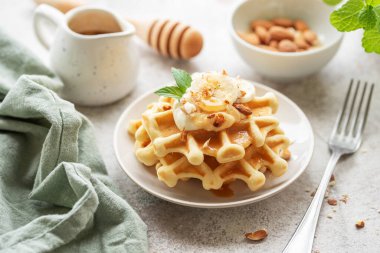 Meyveli, muzlu ve ballı Belçika waffle 'ı. Ev yapımı pişirme. Sağlıklı kahvaltı kavramı.