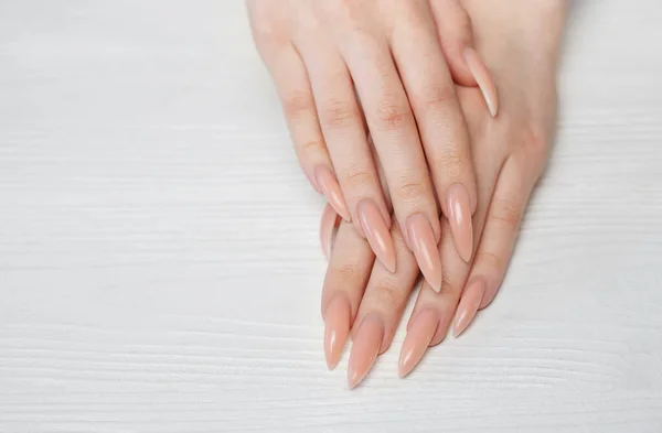 Elegante Pastelroze Natuurlijke Manicure Vrouwelijke Handen Witte Houten Achtergrond — Stockfoto