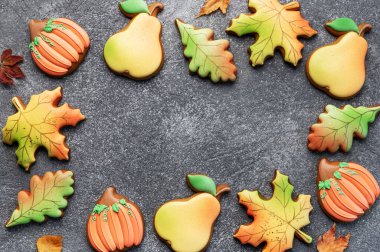 Koyu arkaplanda çok renkli sonbahar ev yapımı kurabiyeler.. 