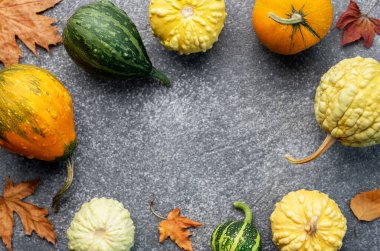 Karanlık arka planda sonbahar yaprakları ve balkabakları