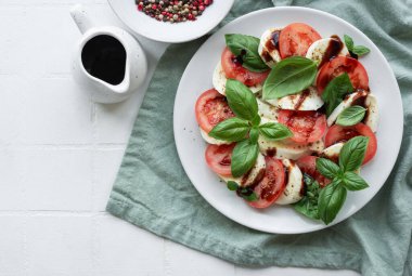 Domatesli Caprese salatası, mozzarella ve fesleğen. Sağlıklı yemek..