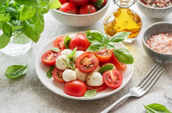 Domatesli Caprese salatası, mozzarella ve fesleğen. Sağlıklı yemek..