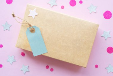 Konfeti ile pembe arka plan üzerinde Hediye kutusu. 