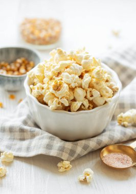 Lezzetli ev yapımı patlamış mısır. Evde sağlıklı patlamış mısır yapıyorum.