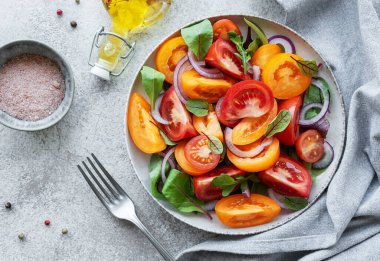 Yapraklar ve domateslerden yeşil salata. Sağlıklı yemek.. 