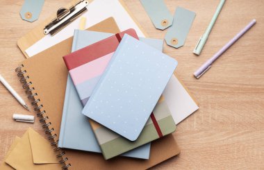 Üst kattaki ofis masasında yatıyordu. Boş klavye, klavye, ofis malzemeleri, kalemler ve kalemlerle çalışma alanı