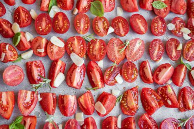 Bitkilerle taze domates dilimleri. Pişirme tepsisinde ev yapımı kurutulmuş domates.. 