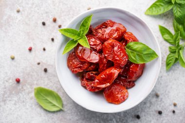 Ev yapımı, kurutulmuş domatesli taze otlar ve baharatlarla dolu bir kâse..