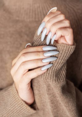 Gri ojeli bir kadının elini kapat. 