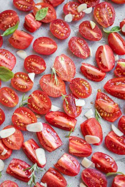 Bitkilerle taze domates dilimleri. Pişirme tepsisinde ev yapımı kurutulmuş domates.. 