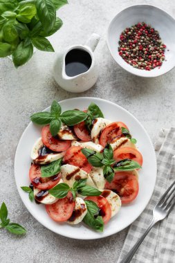 Domatesli Caprese salatası, mozzarella ve fesleğen. Sağlıklı yemek..