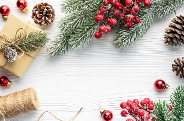 Beyaz Ahşap Arkaplanda Kopya Alanı olan Noel Dekorasyonu