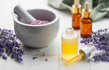 Lavanta kaplıcası. Lavanta tuzu, doğal elzem yağ ve beyaz fayanslı taze lavanta..