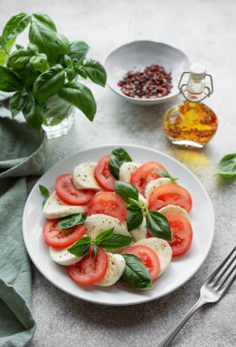 Domatesli Caprese salatası, mozzarella ve fesleğen. Sağlıklı yemek..