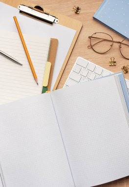 Üst kattaki ofis masasında yatıyordu. Boş klavye, klavye, ofis malzemeleri, kalemler ve kalemlerle çalışma alanı