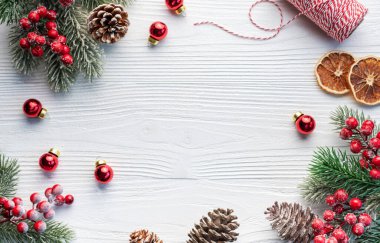 Beyaz Ahşap Arkaplanda Kopya Alanı olan Noel Dekorasyonu