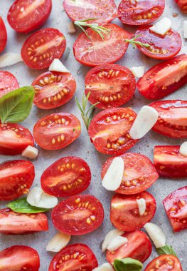 Bitkilerle taze domates dilimleri. Pişirme tepsisinde ev yapımı kurutulmuş domates.. 