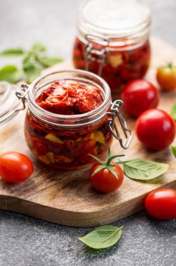 Ev yapımı güneşte kurutulmuş domatesli taze otlar ve baharatlar..