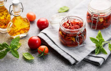 Ev yapımı güneşte kurutulmuş domatesli taze otlar ve baharatlar..