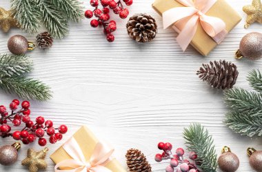 Beyaz Ahşap Arkaplanda Kopya Alanı olan Noel Dekorasyonu