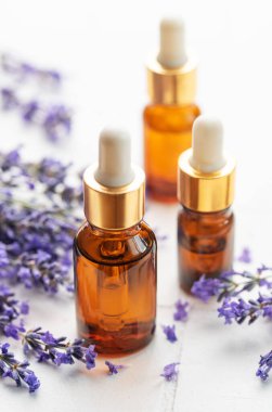 Lavanta kaplıcası. Beyaz fayanslı doğal lavanta yağı ve taze lavanta..