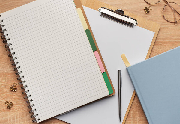 Квартира лежала, стол с видом сверху. Рабочее место с пустой планкой, клавиатурой, канцелярскими принадлежностями, карандашами и ручками