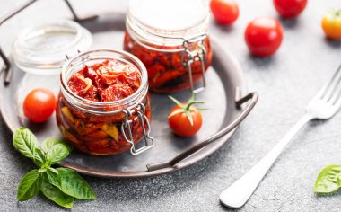 Ev yapımı güneşte kurutulmuş domatesli taze otlar ve baharatlar..