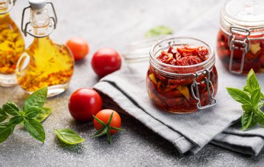 Ev yapımı güneşte kurutulmuş domatesli taze otlar ve baharatlar..