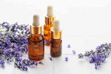 Lavanta kaplıcası. Beyaz fayanslı doğal lavanta yağı ve taze lavanta..