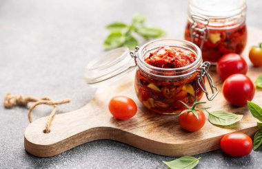 Ev yapımı güneşte kurutulmuş domatesli taze otlar ve baharatlar..