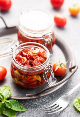 Ev yapımı güneşte kurutulmuş domatesli taze otlar ve baharatlar..