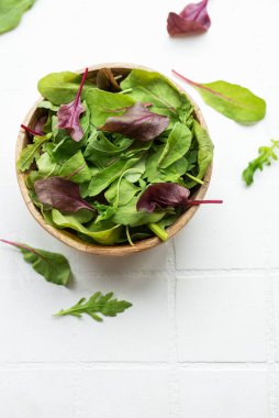 Salata yapraklarını karıştır. Sağlıklı yiyecekler. Yeşil yemek..