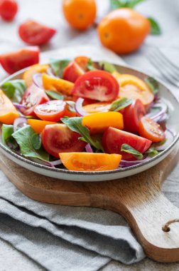 Yapraklar ve domateslerden yeşil salata. Sağlıklı yemek.. 