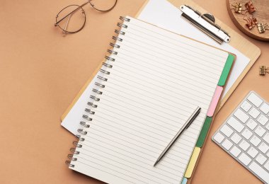 Üst kattaki ofis masasında yatıyordu. Boş klavye, klavye, ofis malzemeleri, kalemler ve kalemlerle çalışma alanı