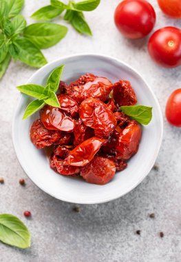 Ev yapımı, kurutulmuş domatesli taze otlar ve baharatlarla dolu bir kâse..